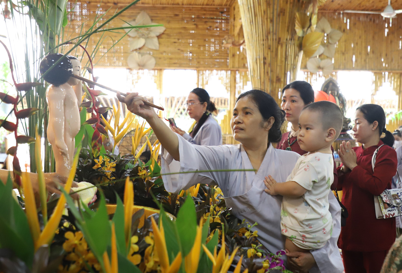 Những ngày này, các cơ sở tự viện, chùa chiền trên địa bàn TPHCM cũng tổ chức Đại lễ Phật đản Phật lịch 2569 và thực hiện nghi thức tắm Phật với sự tham gia của đông đảo phật tử, bà con nhân dân.