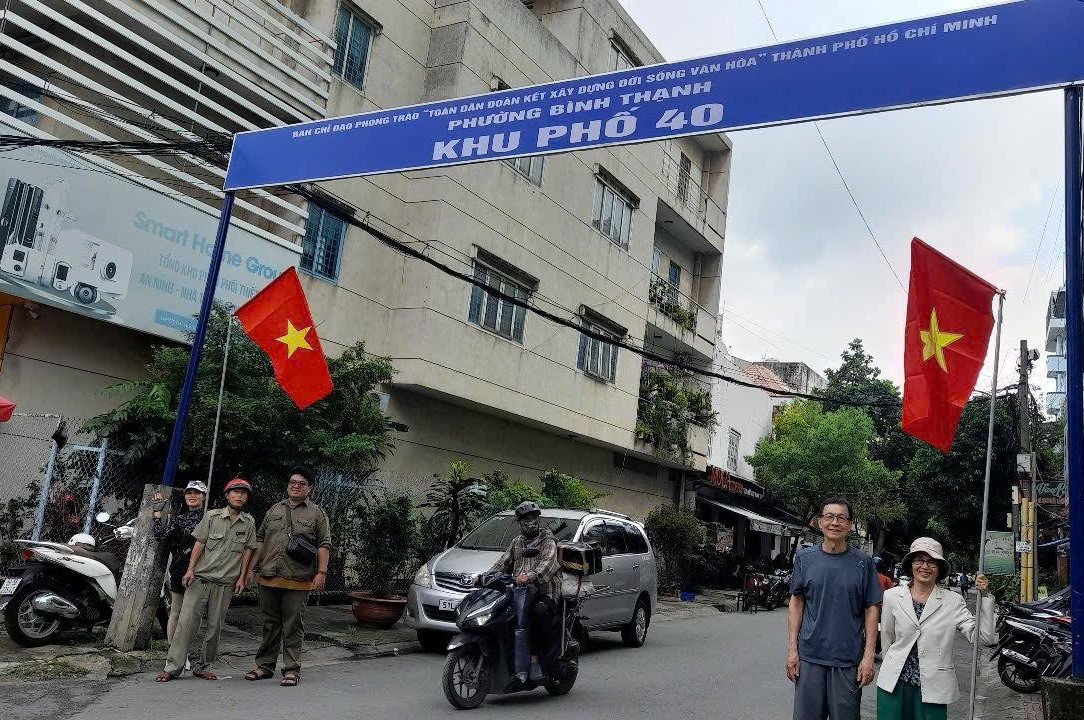 Trước thời điểm chào đón lễ công bố nghị quyết về sắp xếp đơn vị hành chính cấp xã, người dân trên địa bàn phường đã hào hứng chỉnh trang, treo cờ Tổ quốc, trồng cây xanh, cập nhật và thay mới bảng hiệu, địa chỉ, bảng số nhà, tên khu phố… tạo nên diện mạo và sinh khí mới để chuẩn bị bước vào hành trình mới.