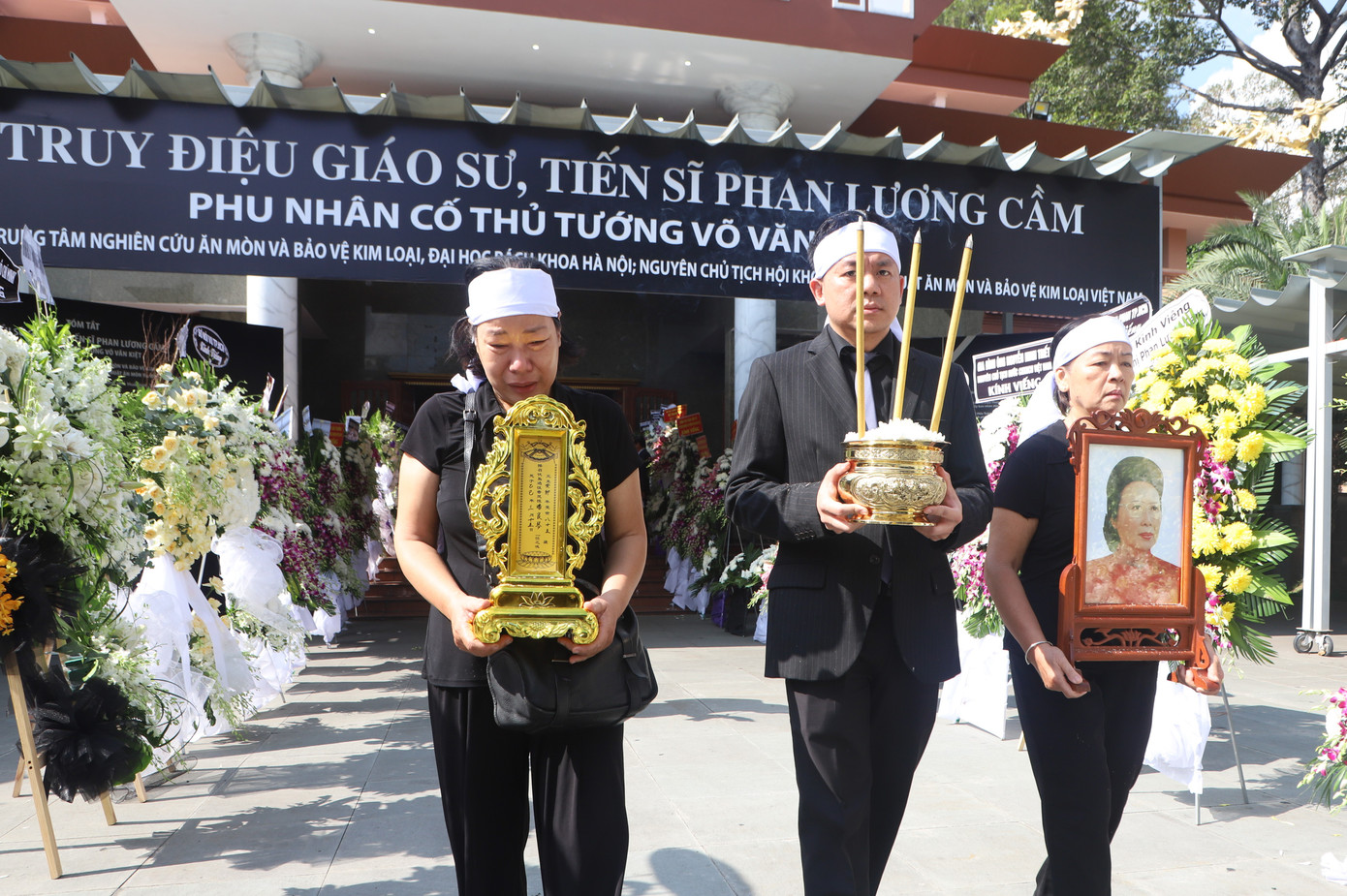 Gia đình, đồng nghiệp, học trò tiễn đưa GS.TS Phan Lương Cầm về nơi an nghỉ cuối cùng. Ảnh: Ngô Tùng Gia đình, đồng nghiệp, học trò tiễn đưa GS.TS Phan Lương Cầm về nơi an nghỉ cuối cùng. Ảnh: Ngô Tùng