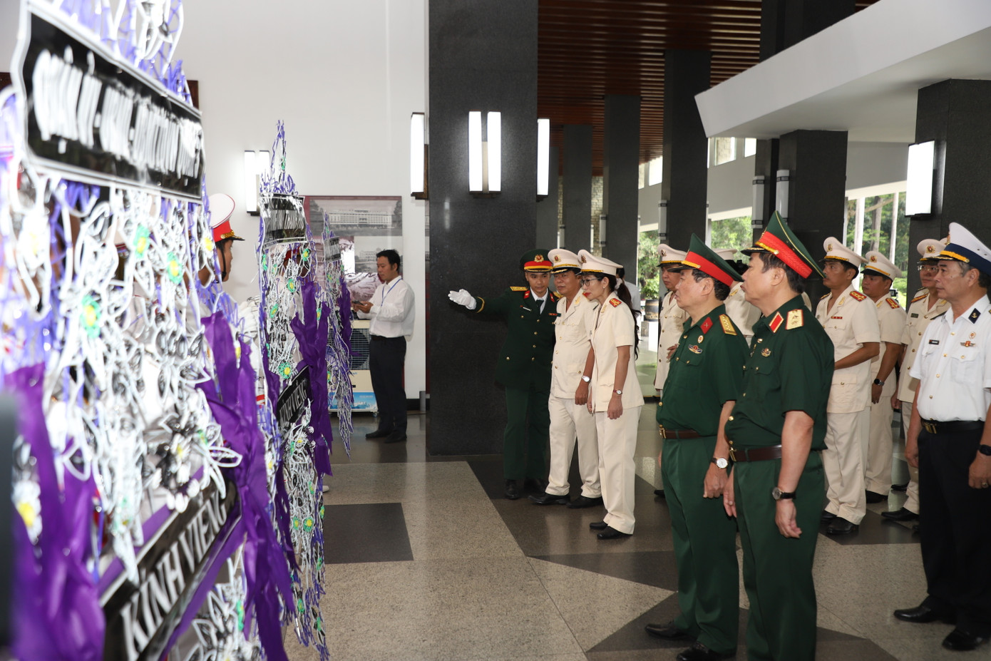 Cũng trong buổi sáng, lãnh đạo, cán bộ, chiến sĩ các lực lượng vũ trang, lãnh đạo, cán bộ, công chức, người lao động các cơ quan, đơn vị trên địa bàn TPHCM, đoàn các tỉnh, thành khu vực phía Nam đến Hội trường Thống Nhất viếng nguyên Chủ tịch nước Trần Đức Lương.