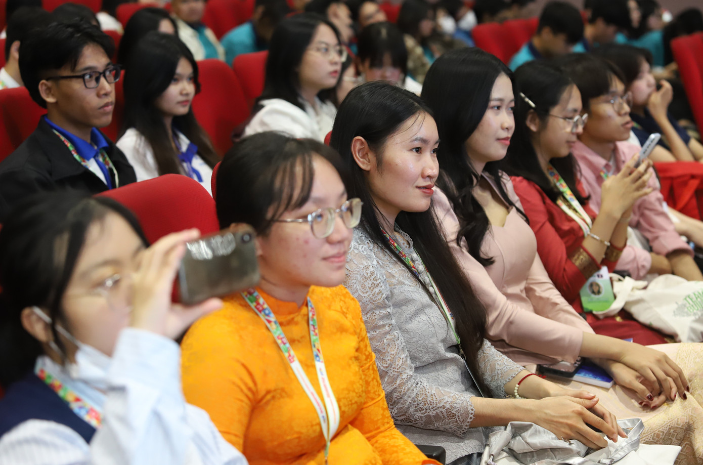 Bạn trẻ hào hứng trải nghiệm không gian học thuật lẫn tìm hiểu thực tế trong khuôn khổ diễn đàn.