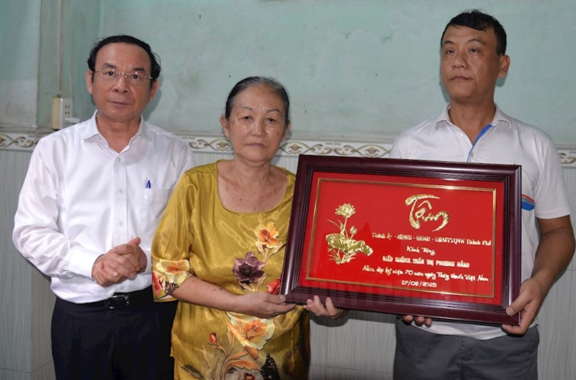 Bí thư Thành ủy TPHCM tặng quà tri ân đến gia đình điều dưỡng Trần Thị Phương Hằng. Ảnh: Thành ủy TPHCM Bí thư Thành ủy TPHCM tặng quà tri ân đến gia đình điều dưỡng Trần Thị Phương Hằng. Ảnh: Thành ủy TPHCM