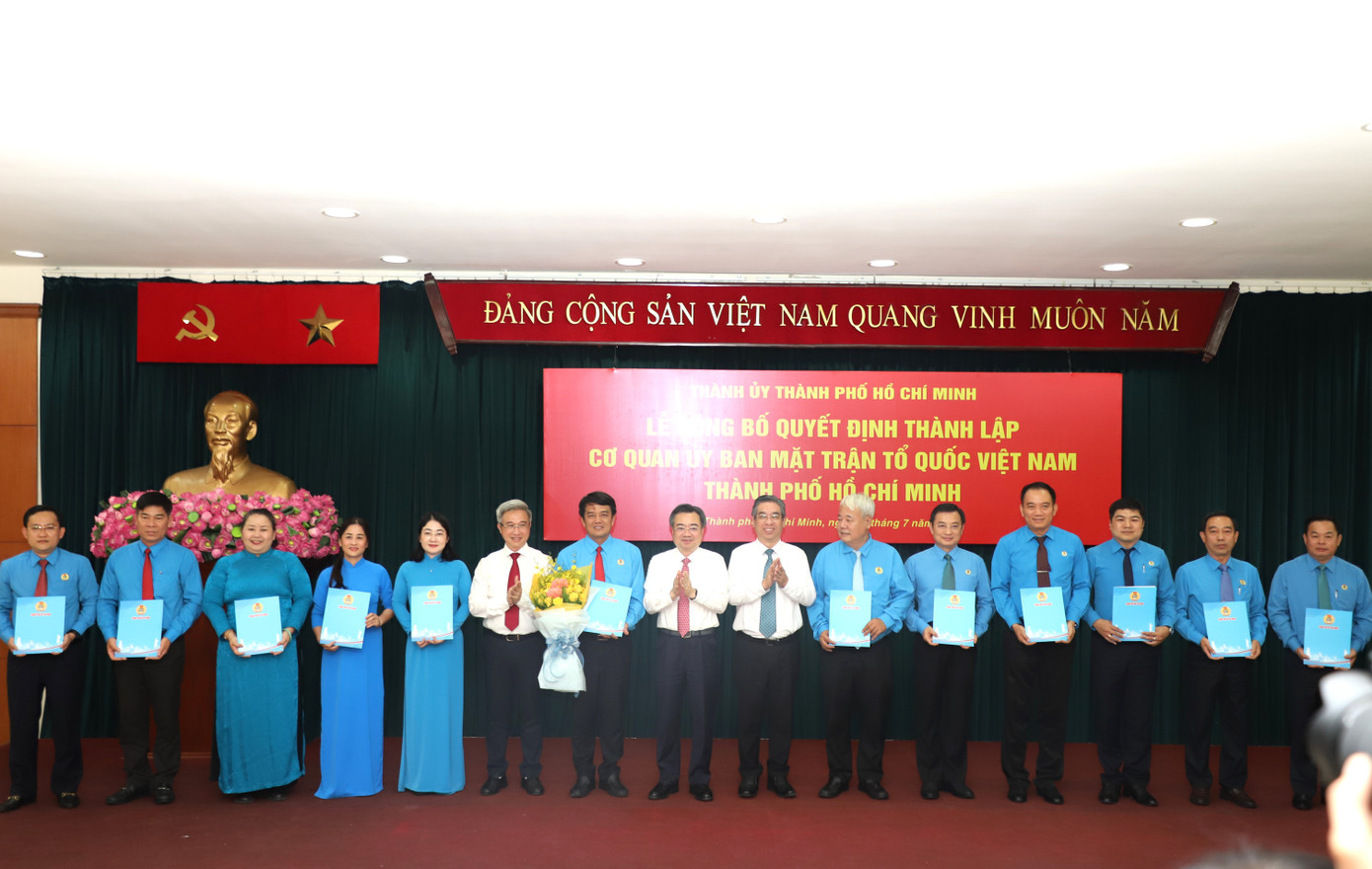 Trao quyết định cho bộ máy Liên đoàn Lao động TPHCM. Trao quyết định cho bộ máy Liên đoàn Lao động TPHCM.