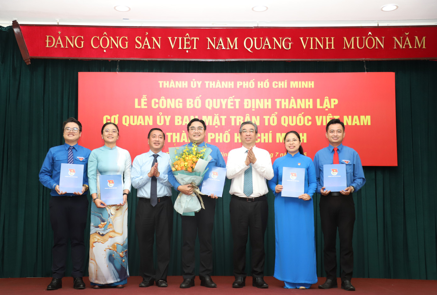 Phó Bí thư Thành ủy, Chủ tịch Ủy ban MTTQ Việt Nam TPHCM Nguyễn Phước Lộc (thứ 3 từ phải qua) cùng Phó chủ tịch HĐND TPHCM Phạm Thành Kiên trao quyết định cho anh Ngô Minh Hải (giữa) cùng các Phó Bí thư Thành Đoàn TPHCM. Ảnh: Ngô Tùng Phó Bí thư Thành ủy, Chủ tịch Ủy ban MTTQ Việt Nam TPHCM Nguyễn Phước Lộc (thứ 3 từ phải qua) cùng Phó chủ tịch HĐND TPHCM Phạm Thành Kiên trao quyết định cho anh Ngô Minh Hải (giữa) cùng các Phó Bí thư Thành Đoàn TPHCM. Ảnh: Ngô Tùng