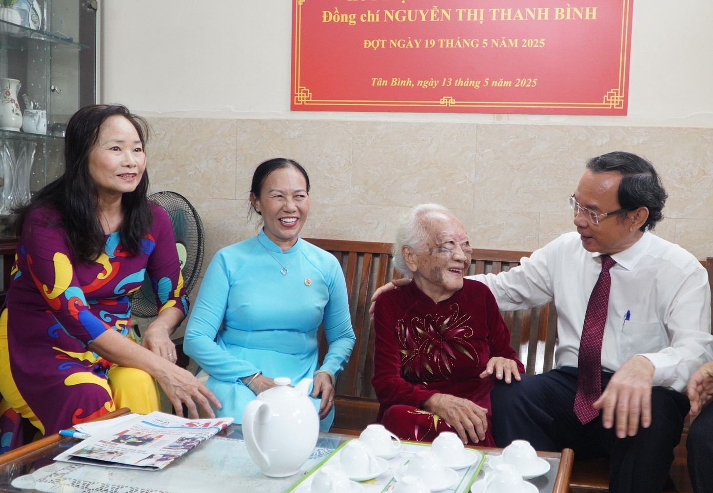 Ông Nguyễn Văn Nên thăm hỏi vị tiền bối cách mạng.