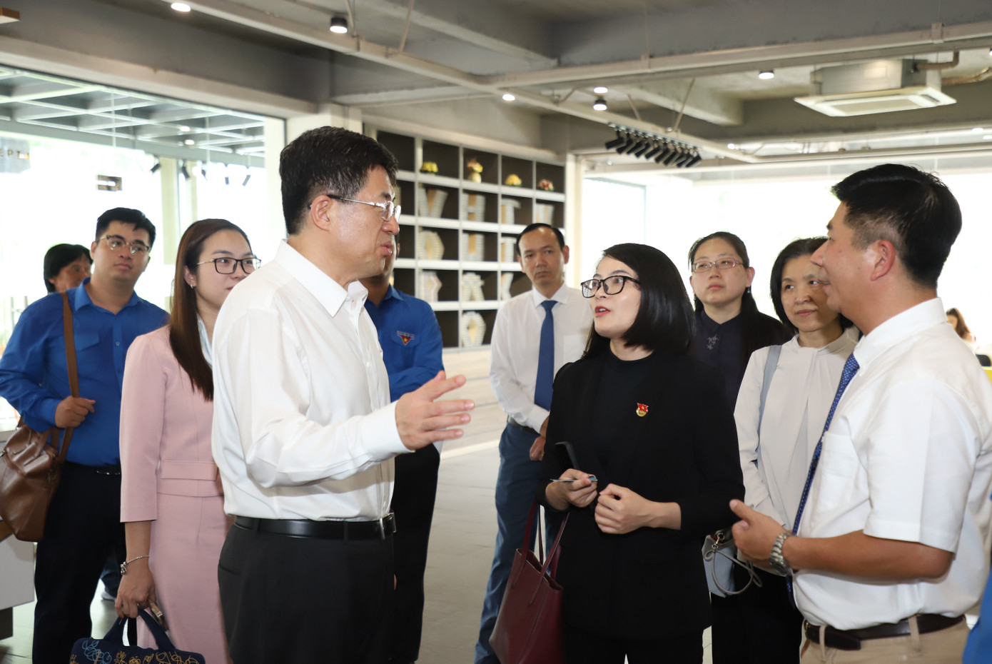 Đến tham quan, tìm hiểu, anh A Đông - Bí thư thứ nhất Ban Bí thư Trung ương Đoàn TNCS Trung Quốc trao đổi trực tiếp với lãnh đạo Nhà Văn hóa Thanh niên TPHCM cũng như cơ quan chủ quản của đơn vị này (Thành Đoàn TPHCM) để nắm bắt đầy đủ về các hoạt động ở đây. Đến tham quan, tìm hiểu, anh A Đông - Bí thư thứ nhất Ban Bí thư Trung ương Đoàn TNCS Trung Quốc trao đổi trực tiếp với lãnh đạo Nhà Văn hóa Thanh niên TPHCM cũng như cơ quan chủ quản của đơn vị này (Thành Đoàn TPHCM) để nắm bắt đầy đủ về các hoạt động ở đây.