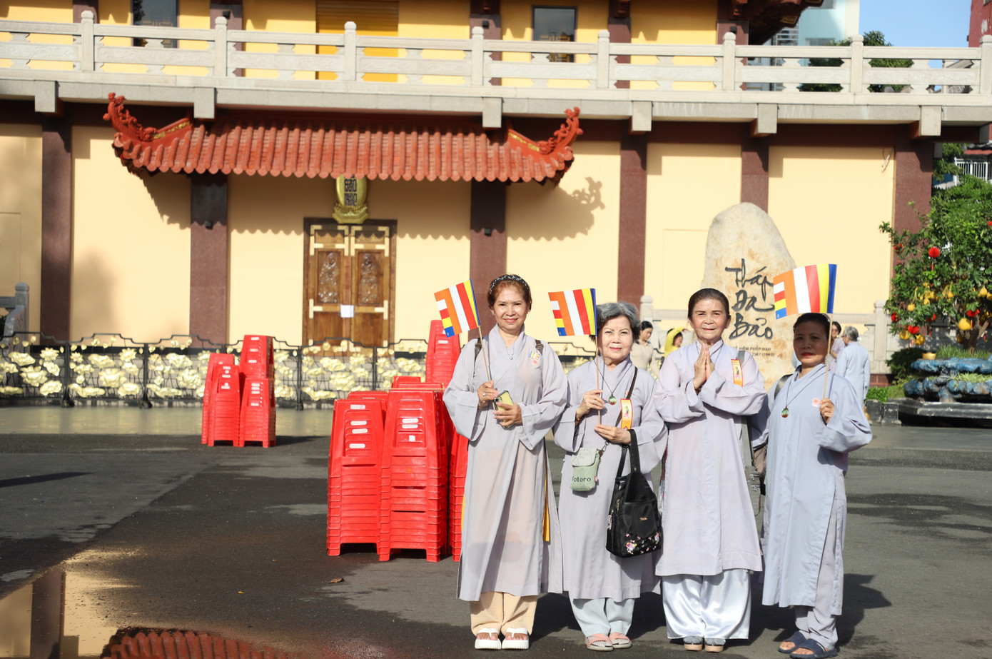 Người dân, phật tử chụp ảnh lưu niệm trước tháp Đa Bảo, nơi tôn trí vĩnh viễn xá lợi trái tim Bồ tát Thích Quảng Đức. Ảnh: Ngô Tùng. Người dân, phật tử chụp ảnh lưu niệm trước tháp Đa Bảo, nơi tôn trí vĩnh viễn xá lợi trái tim Bồ tát Thích Quảng Đức. Ảnh: Ngô Tùng.