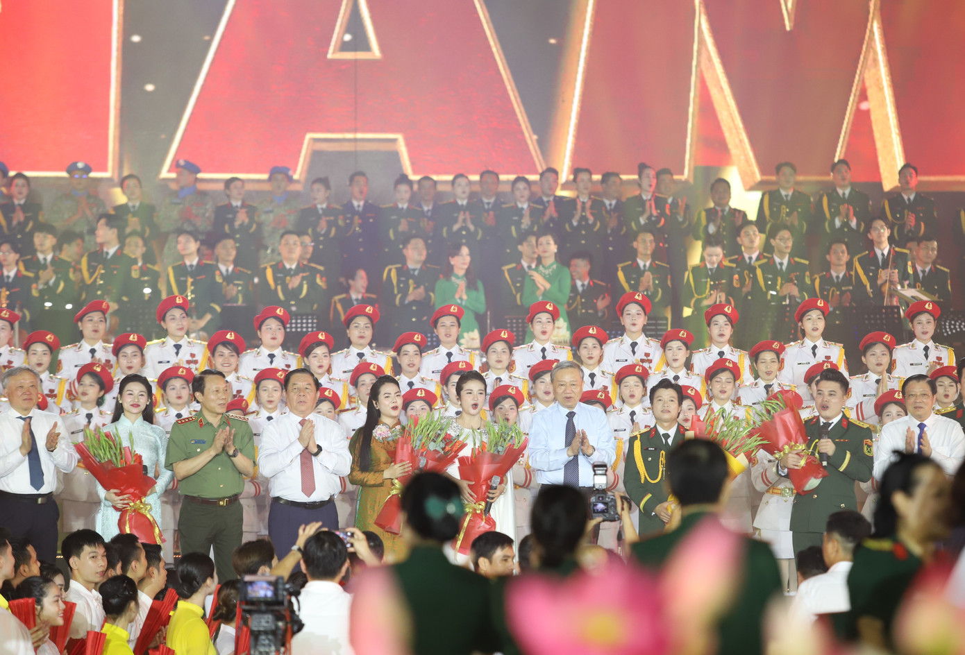 Tổng Bí thư Tô Lâm cùng các lãnh đạo Đảng, Nhà nước tặng hoa và hòa chung lời ca của bài hát Như có Bác trong ngày đại thắng khép lại chương trình nghệ thuật Đất nước trọn niềm vui.