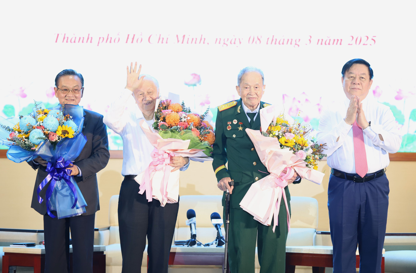 Ông Nguyễn Trọng Nghĩa tặng hoa cám ơn các vị tiền bối cách mạng, chuyên gia.