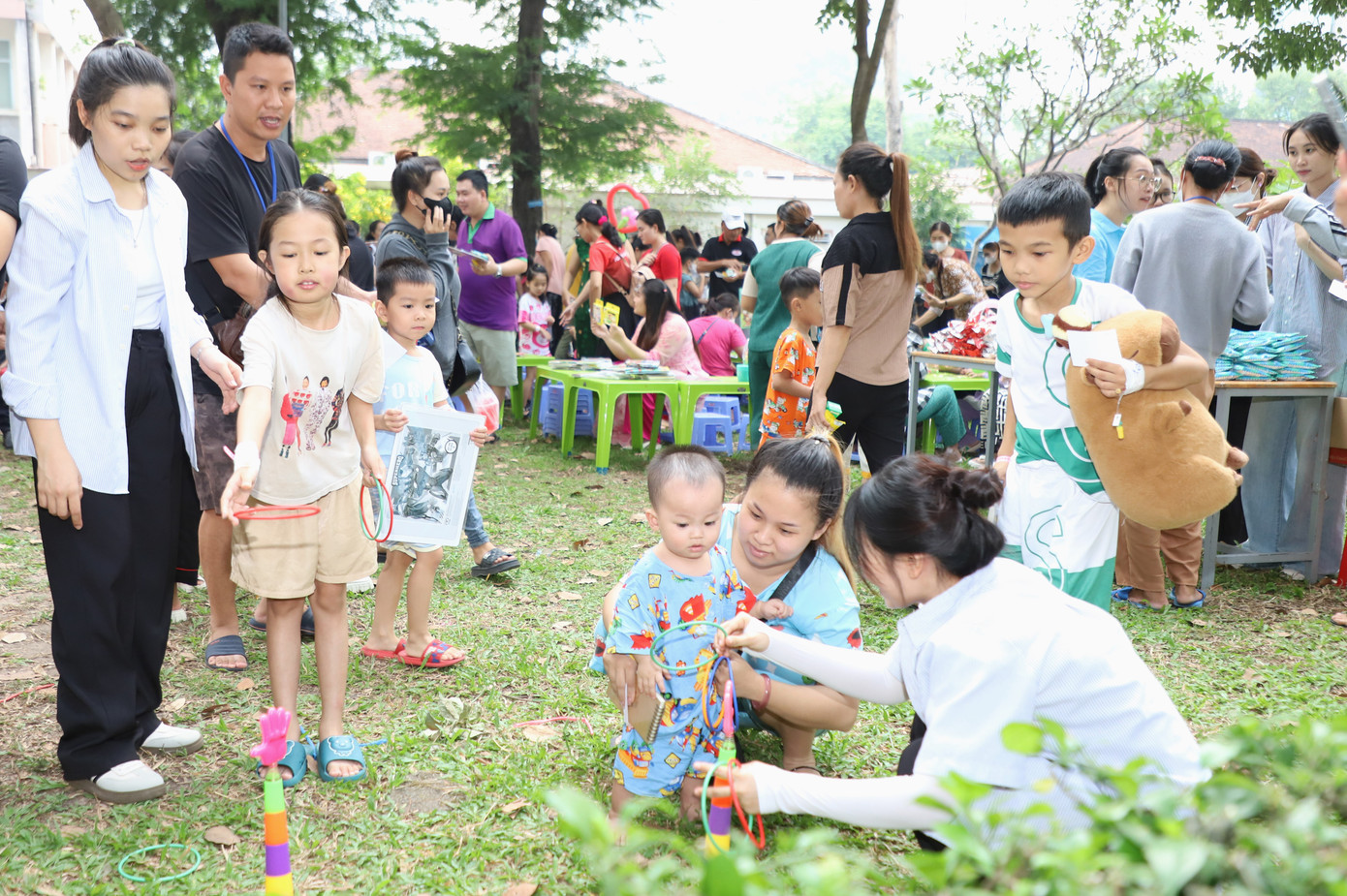 Quỹ Hy vọng và Lalamove Việt Nam cũng trao tặng 200 phần quà cho bệnh nhi ung thư tại Bệnh viện Nhi đồng 2.
