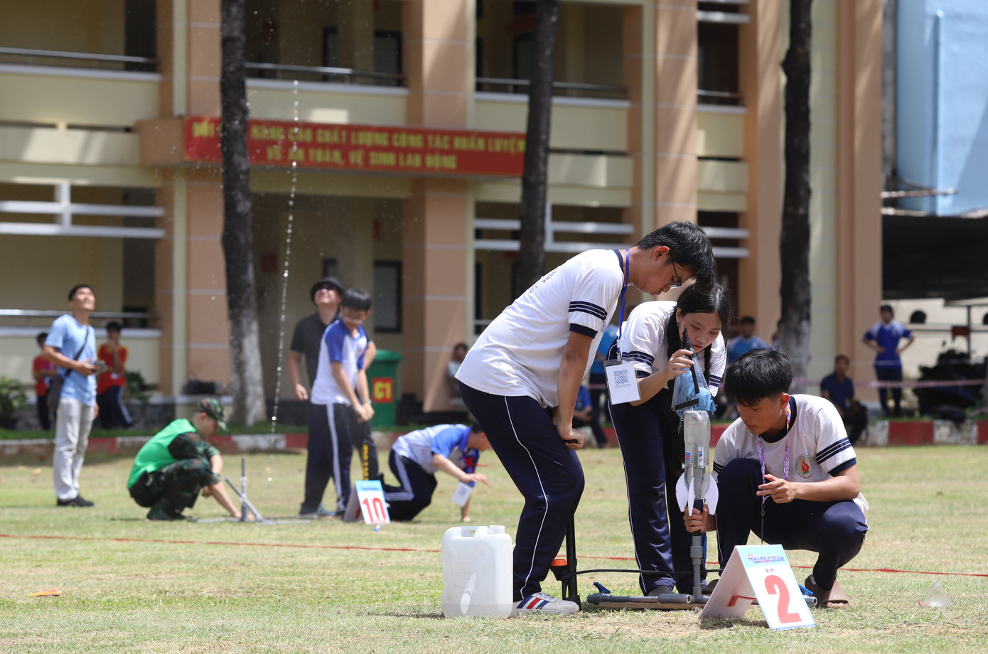 Các đội trải qua các vòng thi: Bắn tên lửa nước tầm xa, Bắn tên lửa nước tầm cao bung dù và Bắn tên lửa nước tầm xa trúng mục tiêu.