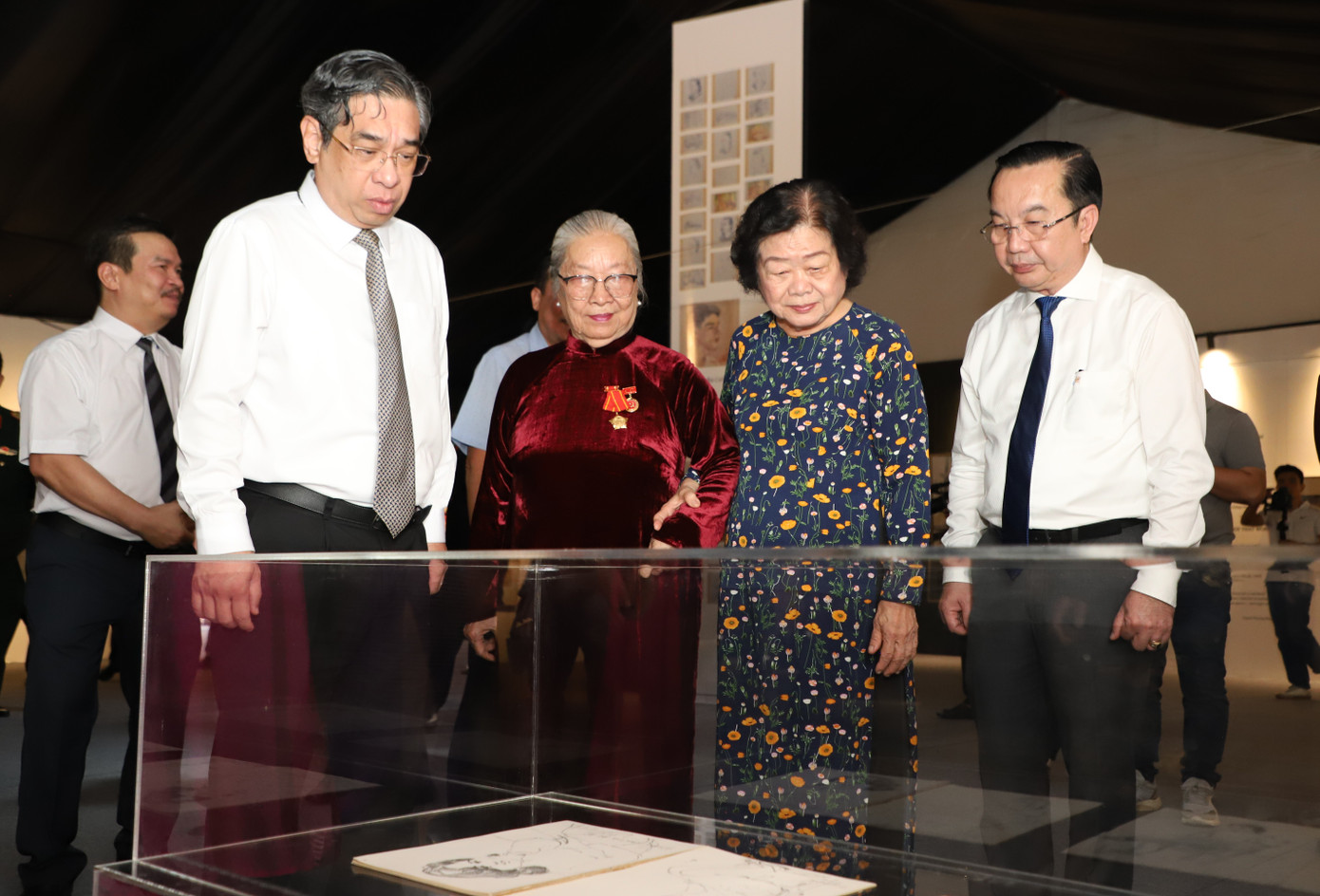 Bà Lê Thị Thu - bạn đời của cố họa sĩ Huỳnh Phương Đông nhìn nhận chồng bà đã có một cuộc đời viên mãn, trọn vẹn với nghiệp vẽ. Bà Thu bày tỏ một điều đáng tiếc trong cuộc đời của chồng là ông chưa bao giờ có cơ hội để nhìn lại một cách trọn vẹn sự nghiệp của mình với quy mô lớn. Và chuỗi triển lãm Hành trình Huỳnh Phương Đông chính là món quà mà gia đình dành tặng người chồng, người cha yêu quý nhân dịp 100 năm ngày sinh của ông. Bà Lê Thị Thu - bạn đời của cố họa sĩ Huỳnh Phương Đông nhìn nhận chồng bà đã có một cuộc đời viên mãn, trọn vẹn với nghiệp vẽ. Bà Thu bày tỏ một điều đáng tiếc trong cuộc đời của chồng là ông chưa bao giờ có cơ hội để nhìn lại một cách trọn vẹn sự nghiệp của mình với quy mô lớn. Và chuỗi triển lãm Hành trình Huỳnh Phương Đông chính là món quà mà gia đình dành tặng người chồng, người cha yêu quý nhân dịp 100 năm ngày sinh của ông.