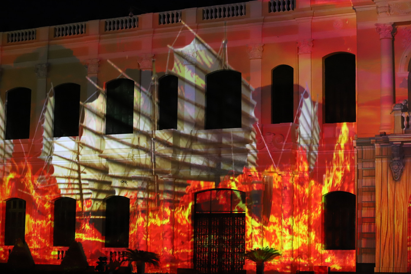 Hình ảnh đấu tranh giữ yên bờ cõi của thế hệ tiền nhân được tái hiện sống động qua công nghệ trình diễn mapping. Hình ảnh đấu tranh giữ yên bờ cõi của thế hệ tiền nhân được tái hiện sống động qua công nghệ trình diễn mapping.