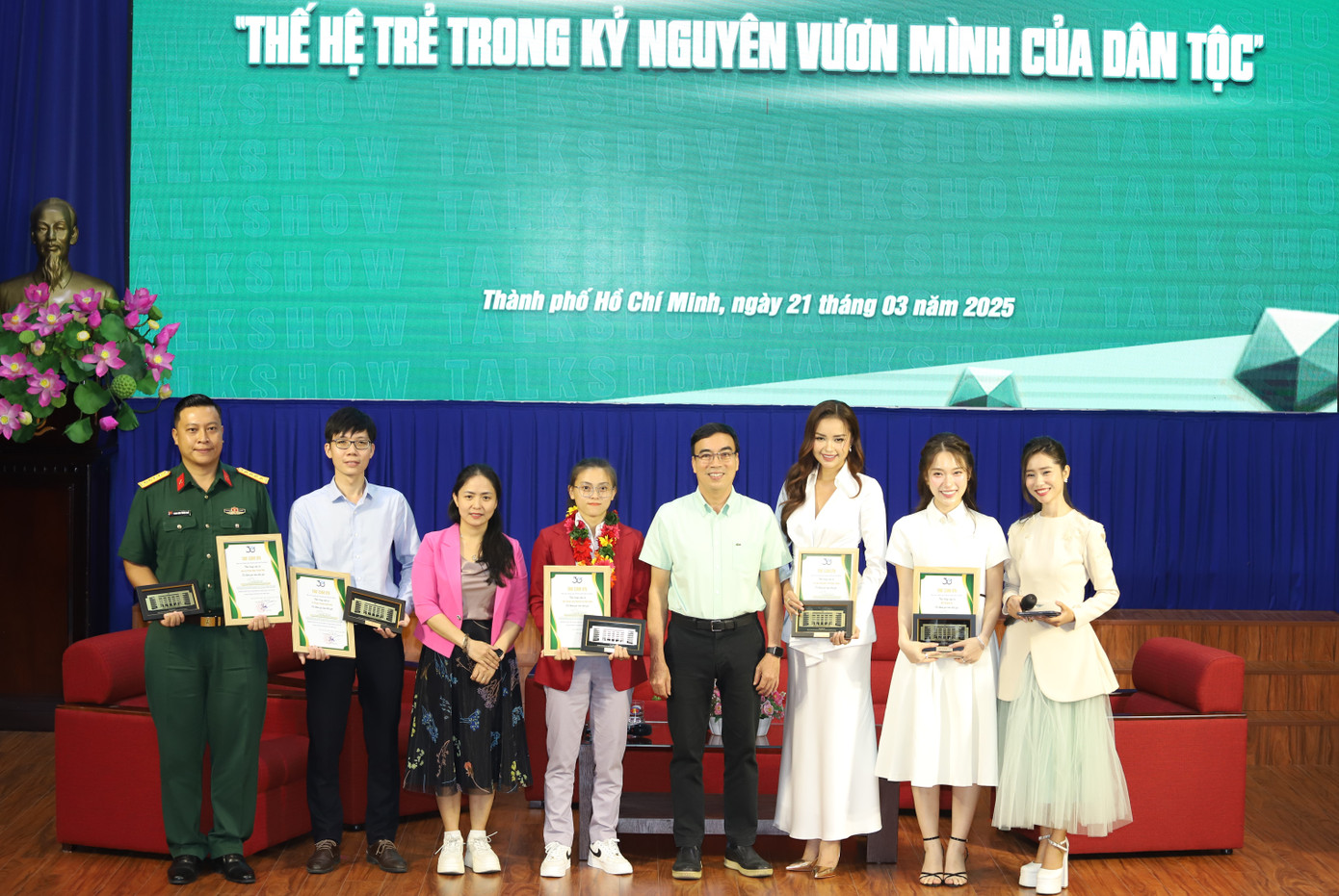 Đại diện Trường Đại học Khoa học Xã hội và Nhân văn TPHCM trao quà cám ơn đến các diễn giả trẻ. Đại diện Trường Đại học Khoa học Xã hội và Nhân văn TPHCM trao quà cám ơn đến các diễn giả trẻ.
