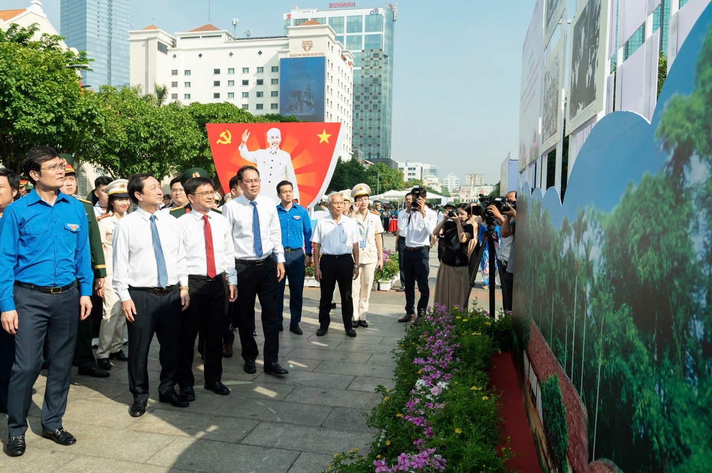 Bí thư thứ nhất Trung ương Đoàn Bùi Quang Huy cùng các đại biểu xem hình ảnh triển lãm trên Phố đi bộ Nguyễn Huệ. Ảnh: Quốc Thanh. Bí thư thứ nhất Trung ương Đoàn Bùi Quang Huy cùng các đại biểu xem hình ảnh triển lãm trên Phố đi bộ Nguyễn Huệ. Ảnh: Quốc Thanh.