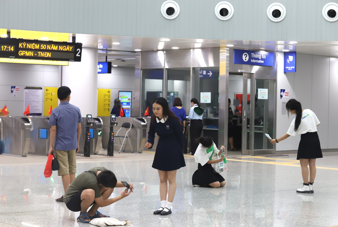 Bạn trẻ thích thú check-in trong khu vực giếng trời hoa sen ở ga ngầm Bến Thành, cũng là nhà ga cuối của tuyến metro số 1 (Bến Thành - Suối Tiên).