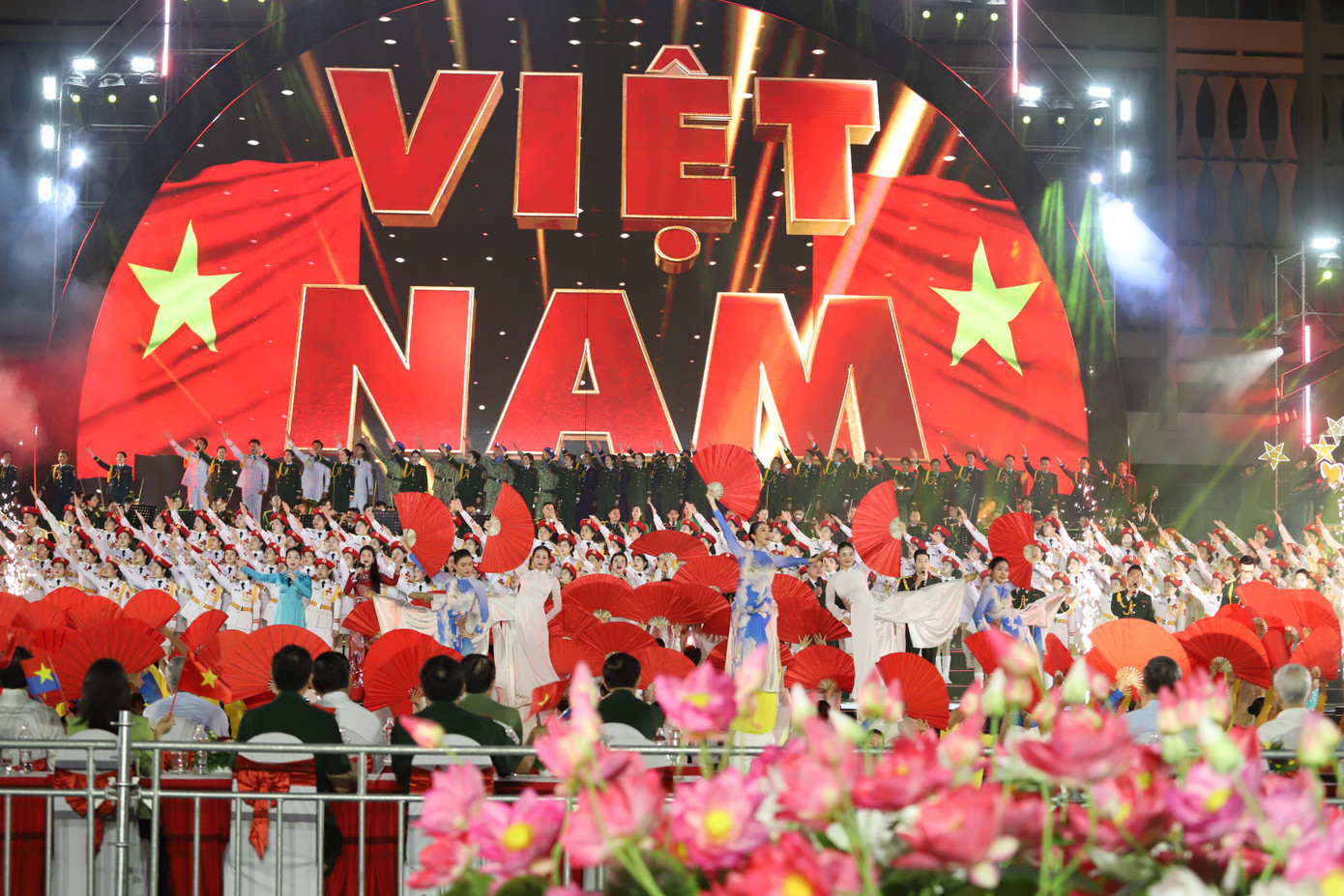 Chương trình truyền tải khát vọng về một Việt Nam phát triển vững mạnh trong kỷ nguyên mới của dân tộc.