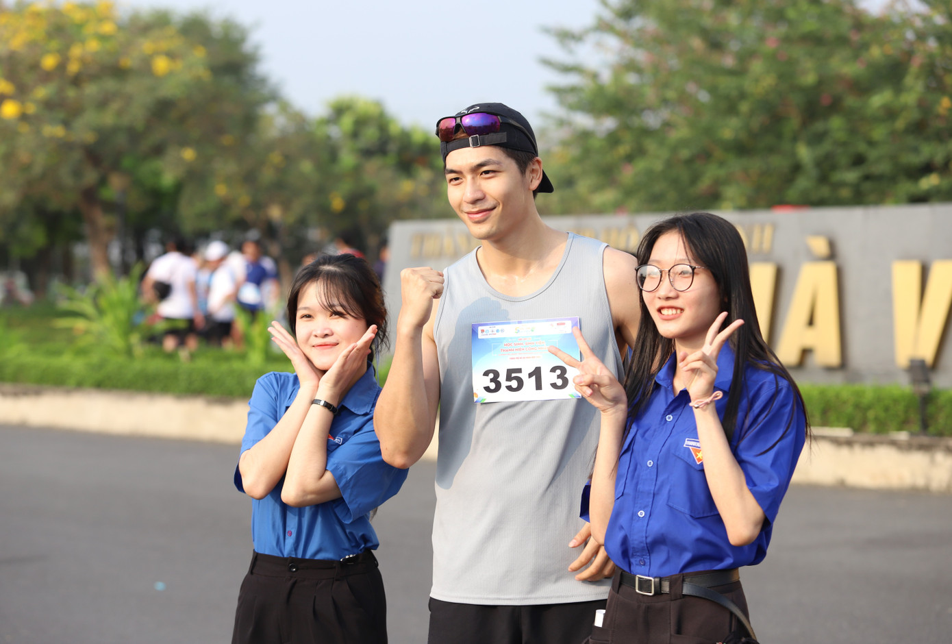 Nam chính trong phim &quot;Bộ tứ báo thủ&quot; check-in lưu niệm với các bạn trẻ sau khi hoàn thành đường chạy.