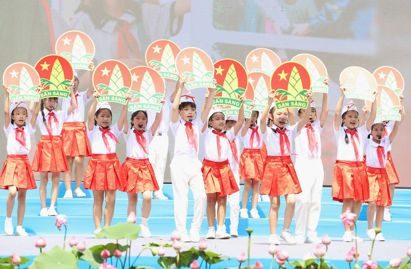 Ngày 6/4, tại Công viên văn hóa Đầm Sen, Ban Thường vụ Thành Đoàn, Hội đồng Đội TPHCM tổ chức Đại hội Cháu ngoan Bác Hồ năm 2025, với chủ đề “50 năm - Hoa xuân đất nước, Đội ta tiếp bước” và Hội thi Nghi thức Đội Thiếu niên Tiền phong Hồ Chí Minh. Đây cũng là dịp hàng nghìn đội viên, thiếu nhi hội quân chiến dịch “Em là chiến sĩ Giải phóng quân Thành phố Bác Hồ”, phấn khởi tham gia ngày hội Đội viên “Là măng non TPHCM”. Ảnh: Ngô Tùng