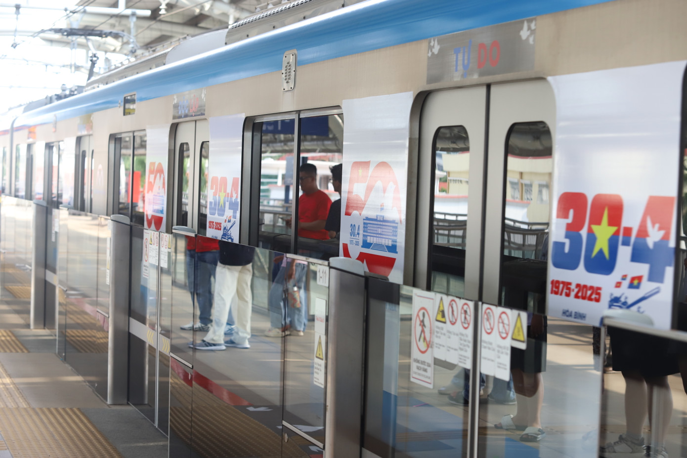 Thân tàu metro được phủ hình ảnh về đại lễ 30/4 và tên các tỉnh, thành trên cả nước.