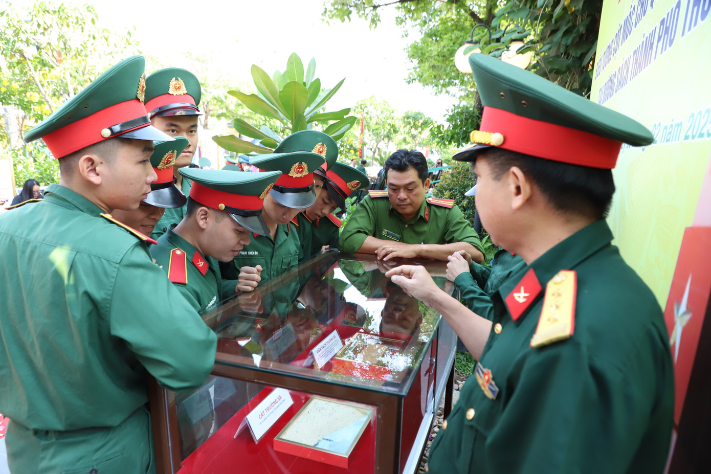 Những viên gạch xây dựng các công trình trên đảo Trường Sa đều được in hình quốc huy nhằm khẳng định chủ quyền Việt Nam.