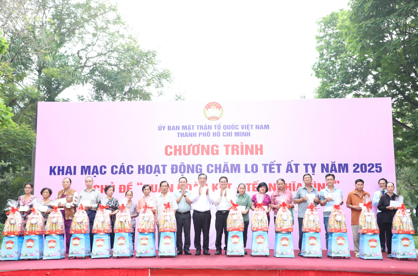 Lãnh đạo TPHCM và các Mạnh thường quân trao quà Tết cho các hoàn cảnh khó khăn. Lãnh đạo TPHCM và các Mạnh thường quân trao quà Tết cho các hoàn cảnh khó khăn.