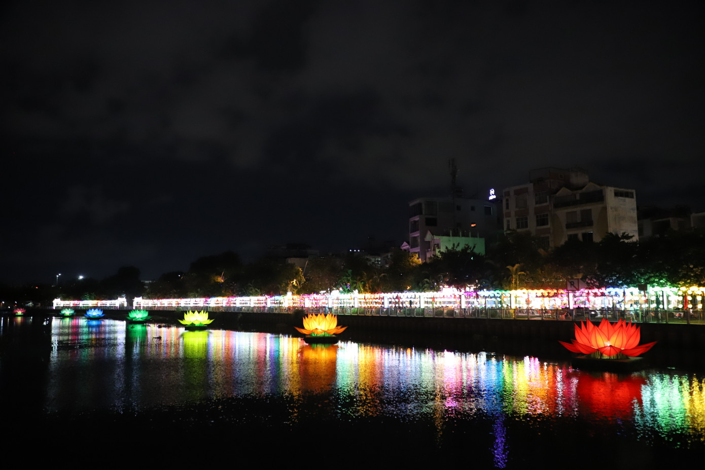 Cùng với đó, Ban Trị sự GHPG Việt Nam quận Phú Nhuận cùng với Quan Âm tu viện cũng vừa tổ chức hạ thủy 7 đóa sen cỡ lớn xuống dòng kênh Nhiêu Lộc, tượng trưng cho những đóa tâm thành dâng lên nhân kỷ niệm ngày Đản sinh của Đức Phật Thích Ca Mâu Ni, đồng thời lan tỏa thông điệp từ bi, hòa bình đến với cộng đồng.