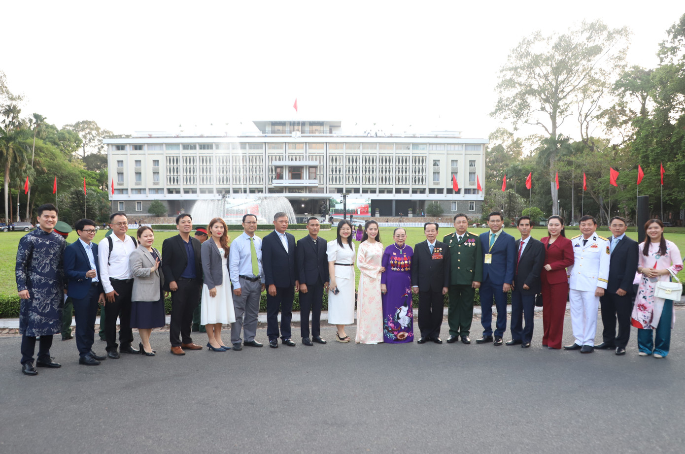 Nhiều cơ quan, đoàn thể khắp nơi đến với di tích lịch sử Dinh Độc Lập những ngày này.