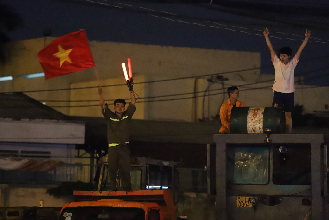 Các chàng trai hòa chung niềm vui chiến thắng bằng nhiều cách khác nhau. Ảnh: Ngô Tùng