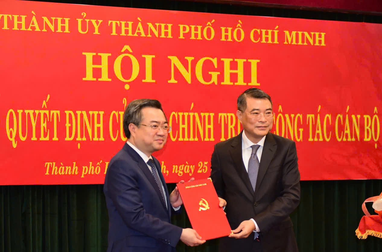 Trưởng Ban Tổ chức Trung ương Lê Minh Hưng trao quyết định cho ông Nguyễn Thanh Nghị (bìa trái). Ảnh: P.A