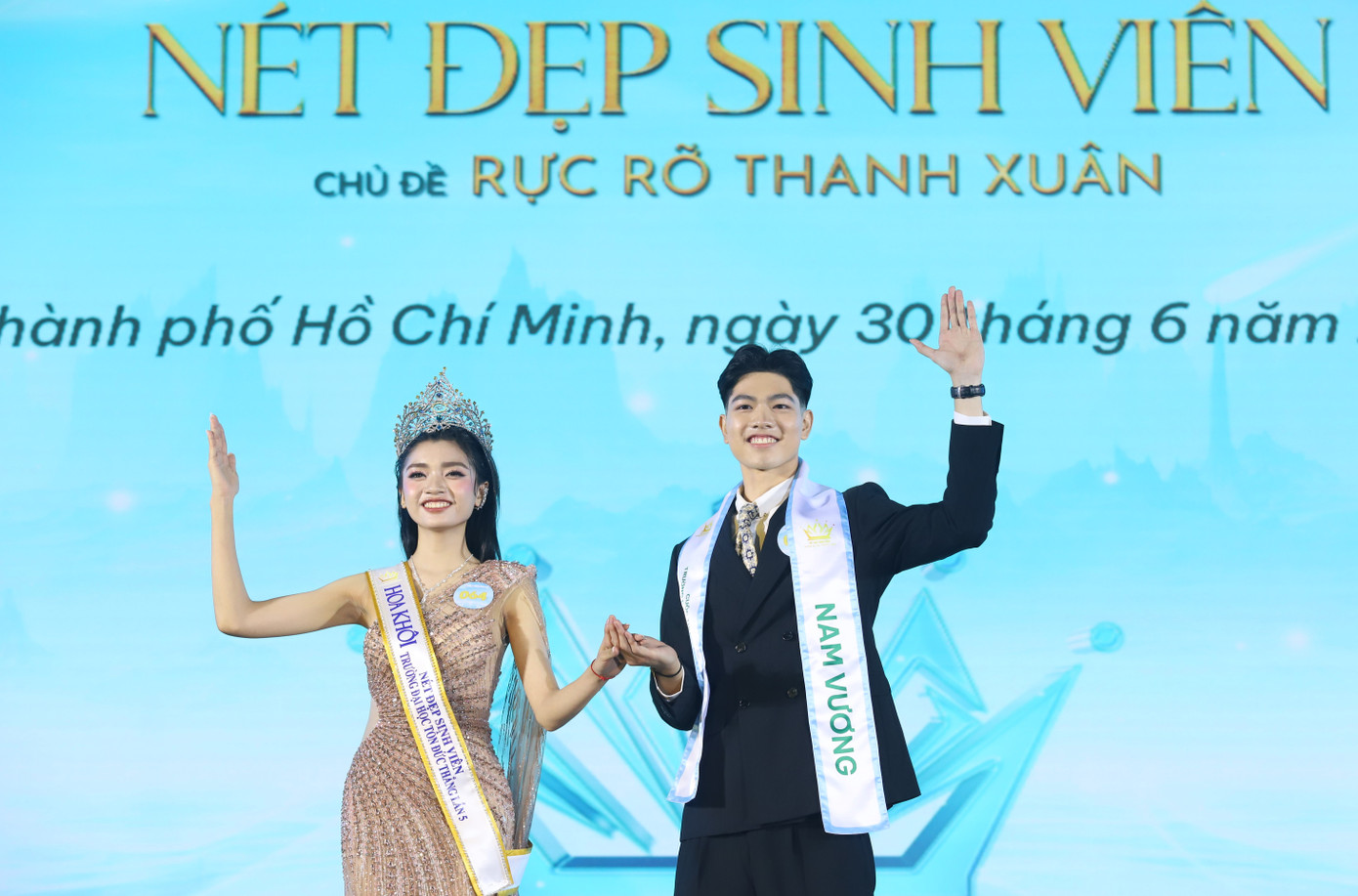 Tân Hoa khôi Trần Thị Ngọc Mỹ và tân Nam vương Trần Tín Đạt sải những bước chân đầu tiên trong nhiệm kỳ của mình.
