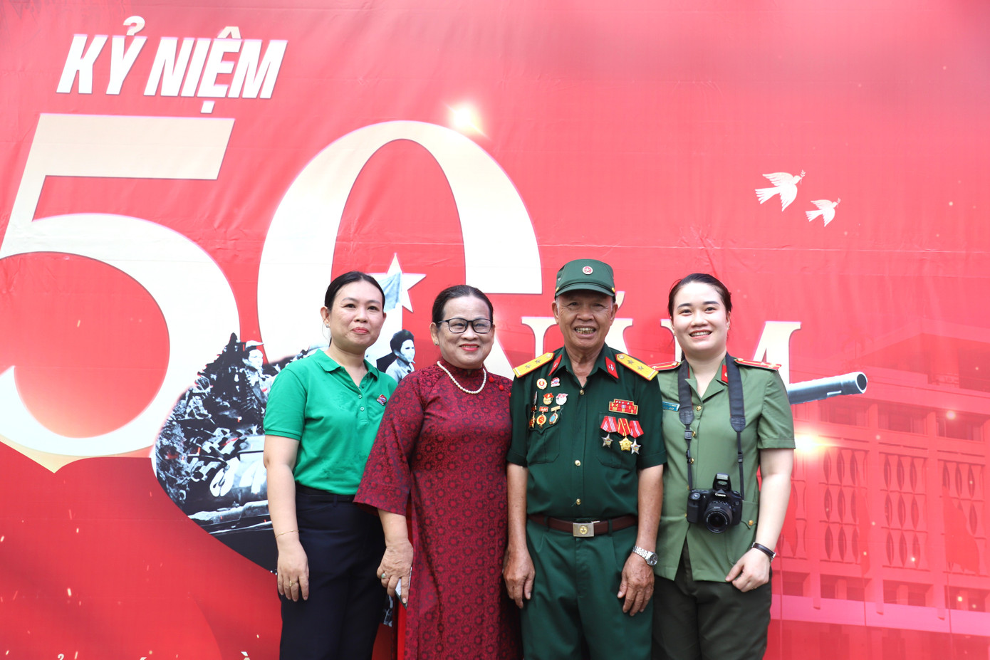 Bác Lê Minh Phúc (nguyên chiến sĩ Đoàn 232, Sư đoàn 8, Quân khu 8 - nay là Quân khu 9) cùng người thân, thế hệ trẻ phấn khởi đến dự buổi ra mắt công trình. Người cựu chiến binh này từng tham gia Chiến dịch Hồ Chí Minh, đánh chiếm cơ sở địch trong ngày 30/4/1975.