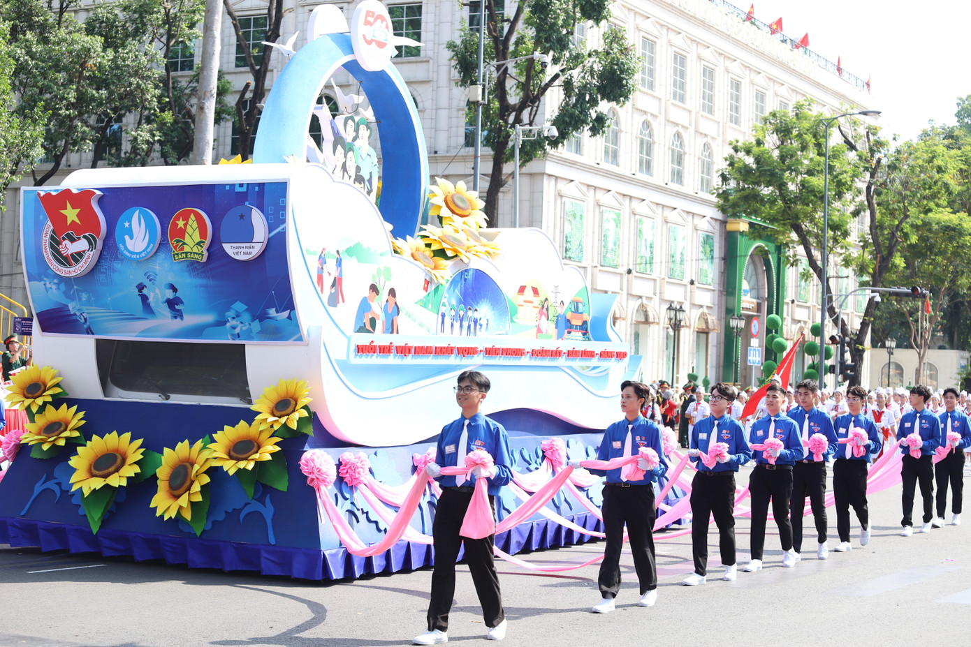 Khối thanh thiếu niên.