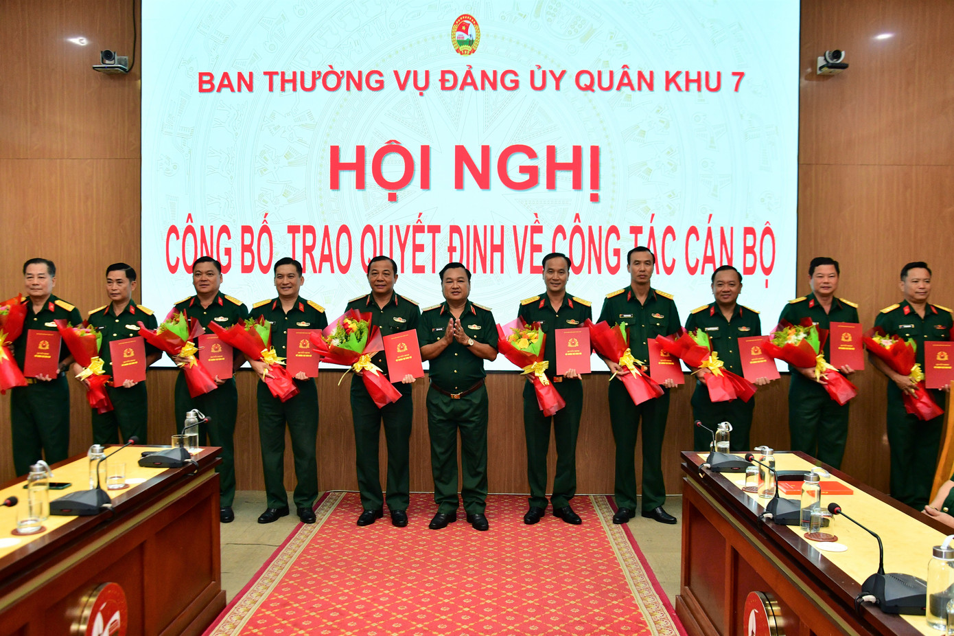 Chính ủy Quân khu 7 - Thiếu tướng Trần Vinh Ngọc trao quyết định cho các cán bộ. Ảnh: Báo Quân khu 7 Chính ủy Quân khu 7 - Thiếu tướng Trần Vinh Ngọc trao quyết định cho các cán bộ. Ảnh: Báo Quân khu 7