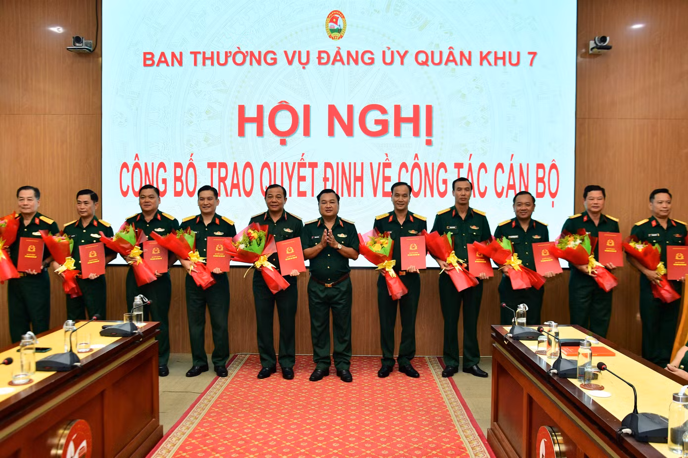 Chính ủy Quân khu 7 - Thiếu tướng Trần Vinh Ngọc trao quyết định cho các cán bộ. Ảnh: Báo Quân khu 7