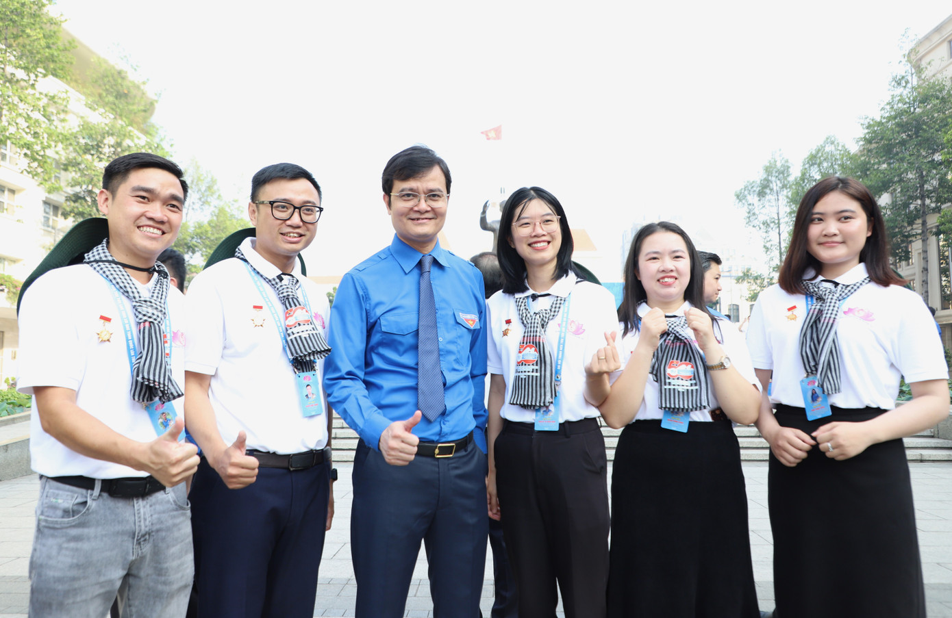 Các đại biểu chụp ảnh lưu niệm cùng Bí thư thứ nhất Trung ương Đoàn Bùi Quang Huy.