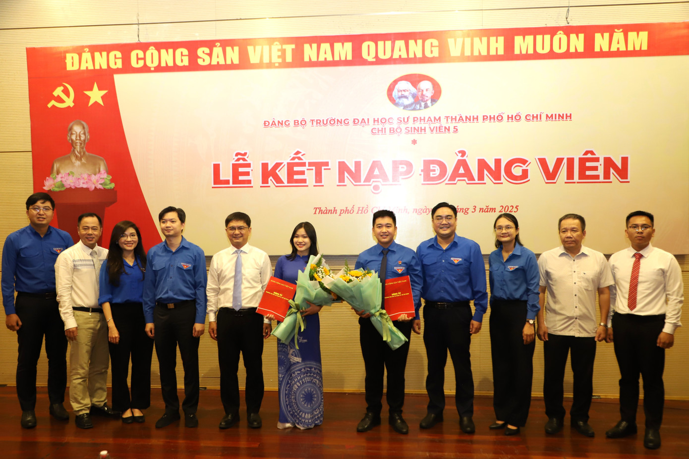 Lãnh đạo Trung ương Đoàn, Thành ủy, Thành Đoàn TPHCM và nhà trường chúc mừng dấu mốc đặc biệt của các sinh viên tiêu biểu.