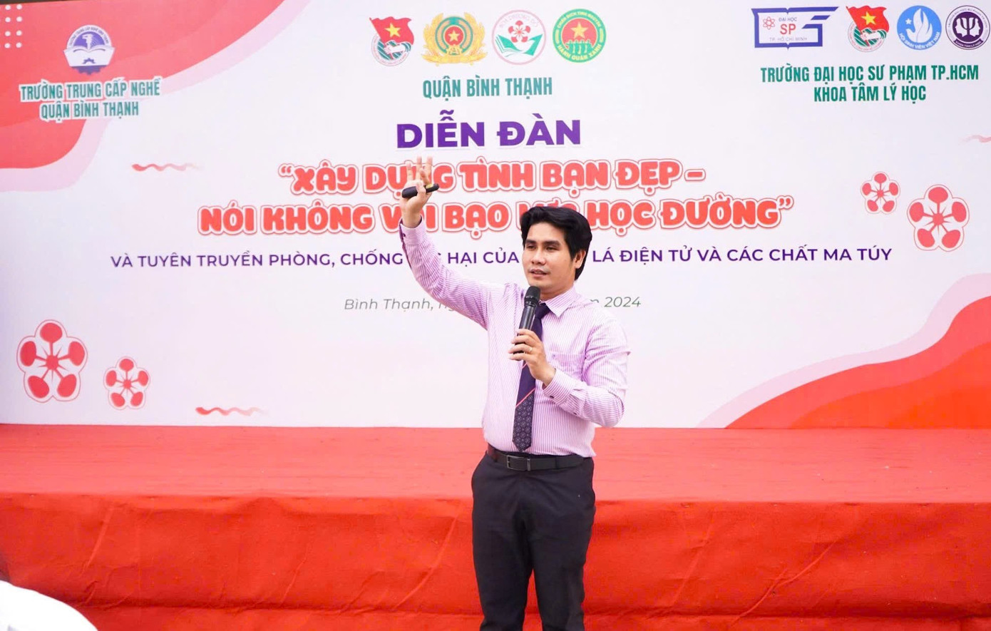 ThS. Võ Minh Thành trao đổi về chuyên môn, kỹ năng đến với các bạn học sinh, sinh viên, đoàn viên thanh niên.