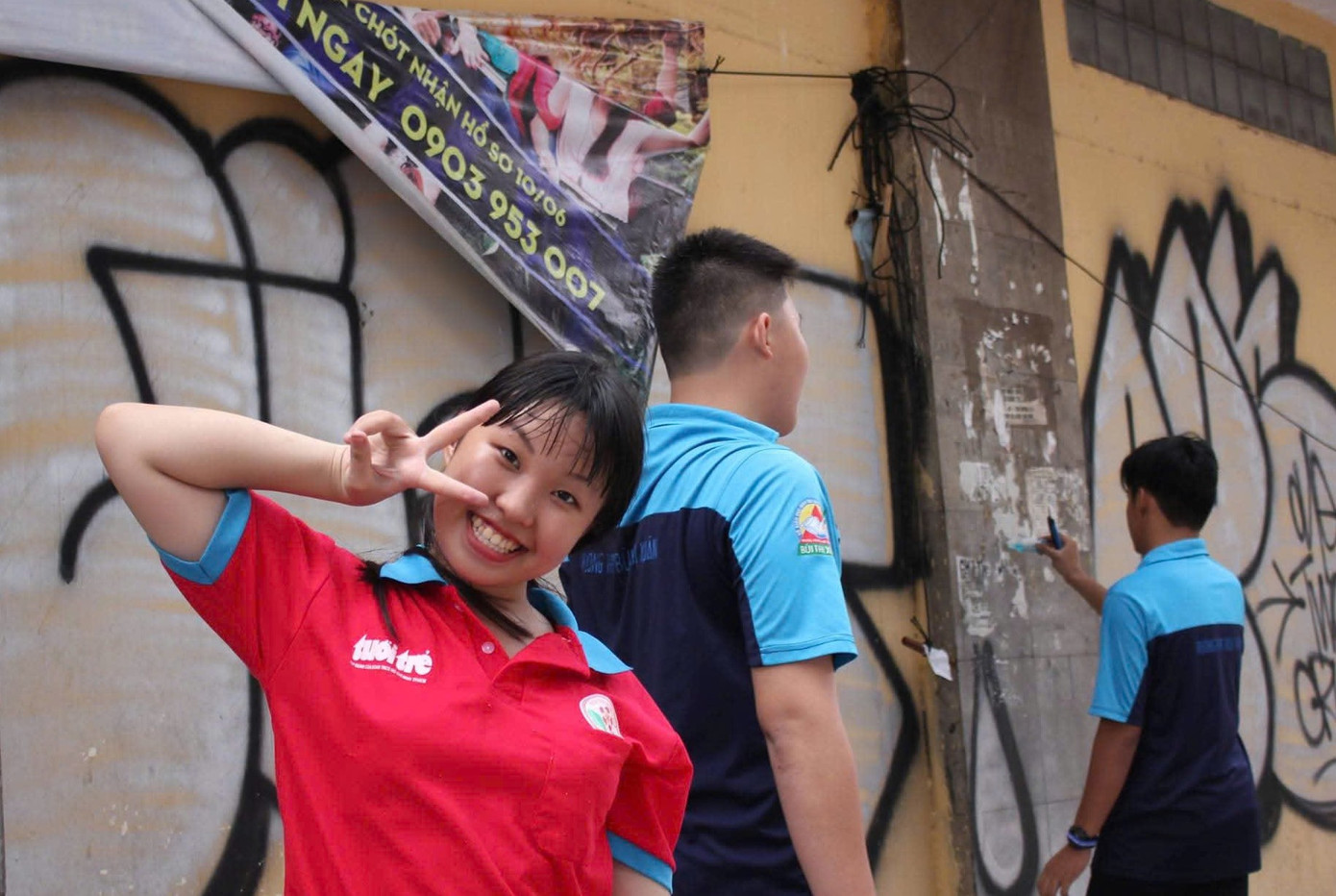 Trần Bùi Thanh Thủy trong màu áo đỏ thắm của mùa hè tình nguyện đầu tiên năm 16 tuổi, khi tham gia chiến dịch. Ảnh: NVCC Trần Bùi Thanh Thủy trong màu áo đỏ thắm của mùa hè tình nguyện đầu tiên năm 16 tuổi, khi tham gia chiến dịch. Ảnh: NVCC