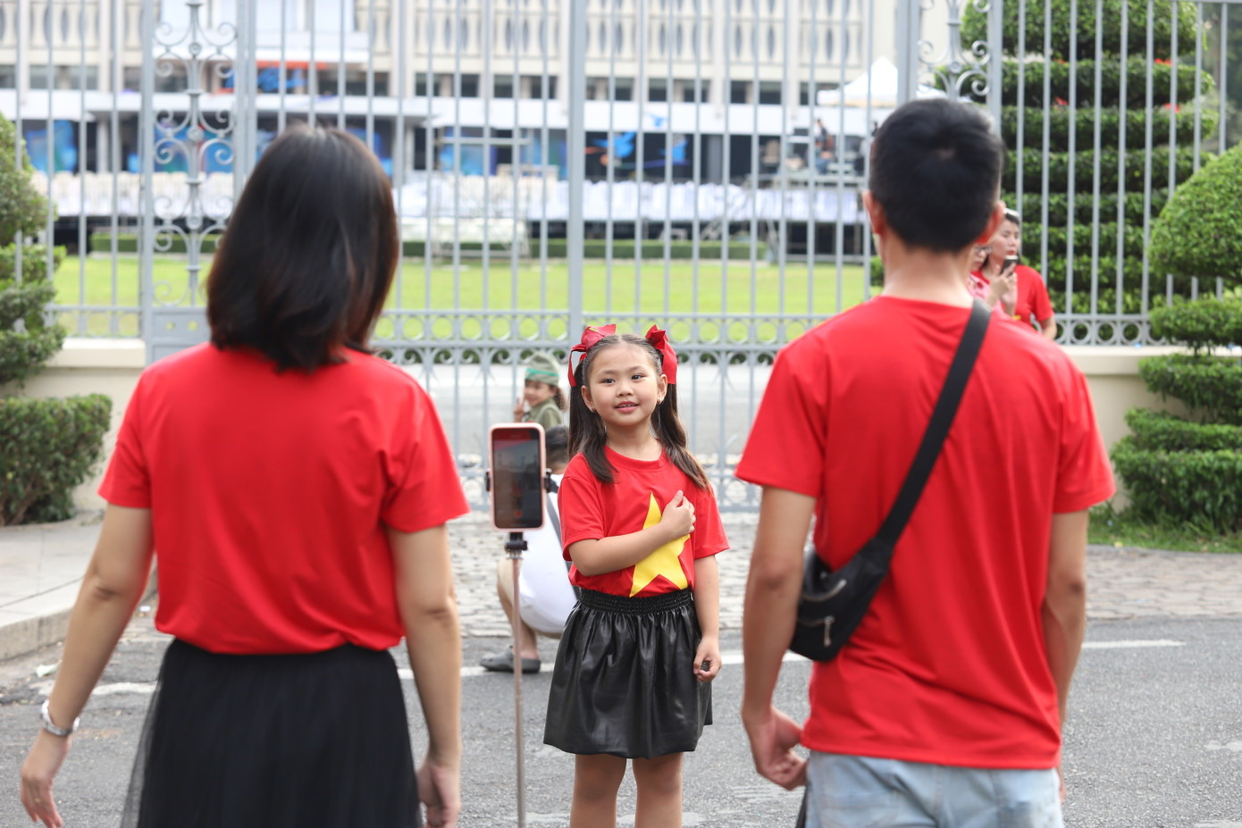 Nhiều gia đình trẻ đến check in những ngày qua để lưu lại những khoảnh khắc thật đẹp cùng màu cờ Tổ quốc.