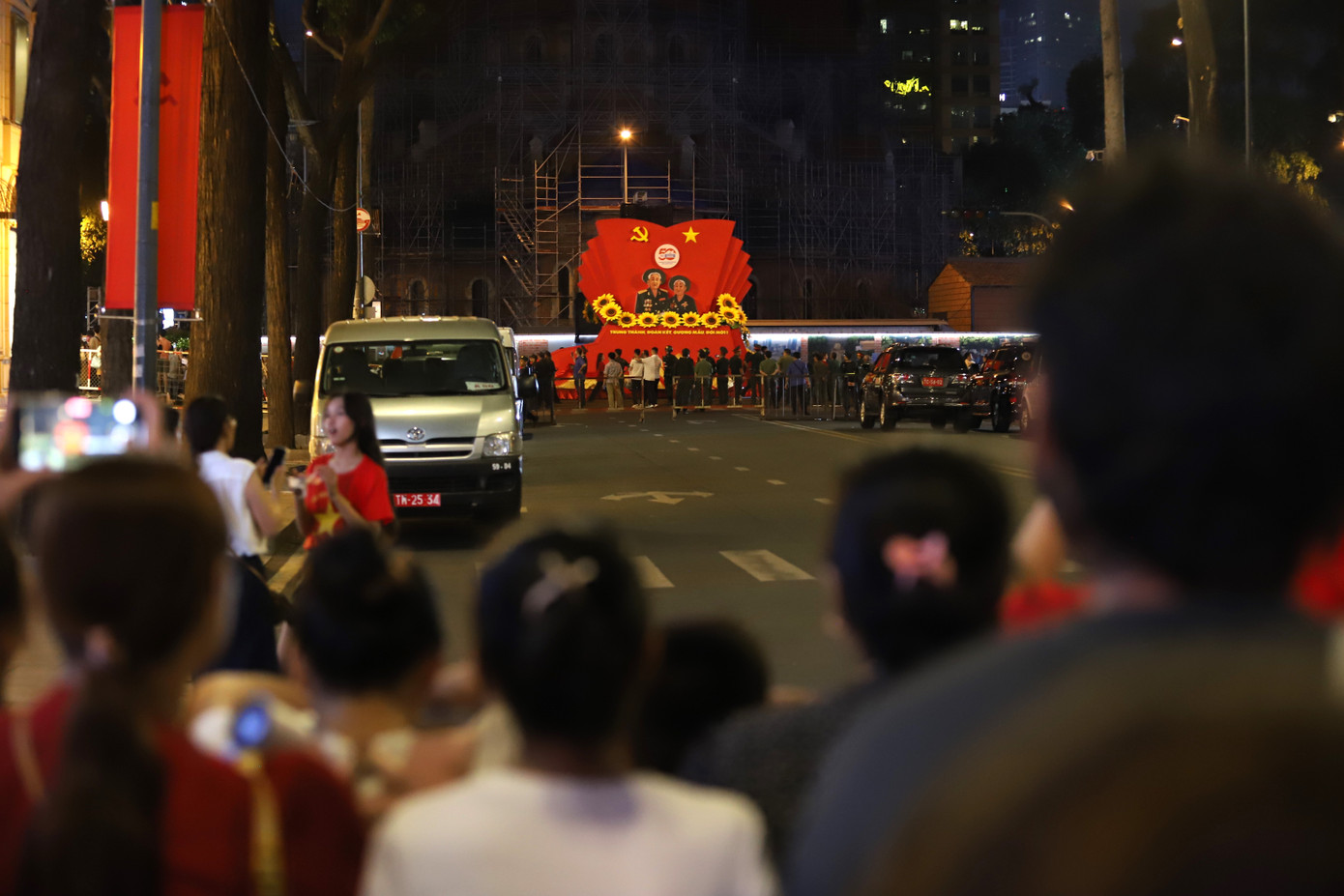 Có hơn 10.000 người thuộc các lực lượng quân đội, công an, dân quân tự vệ và đại diện các tầng lớp nhân dân tham gia buổi hợp luyện, chuẩn bị cho buổi lễ chính thức sẽ diễn ra vào sáng 30/4.