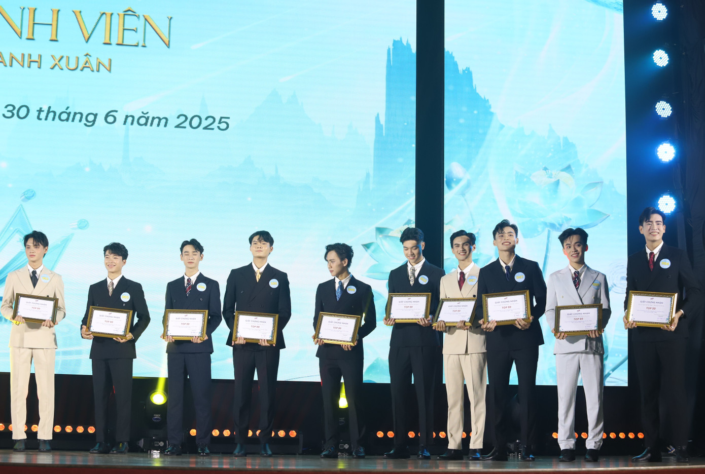 Ban tổ chức trao giấy chứng nhận cho top 20 của cuộc thi.