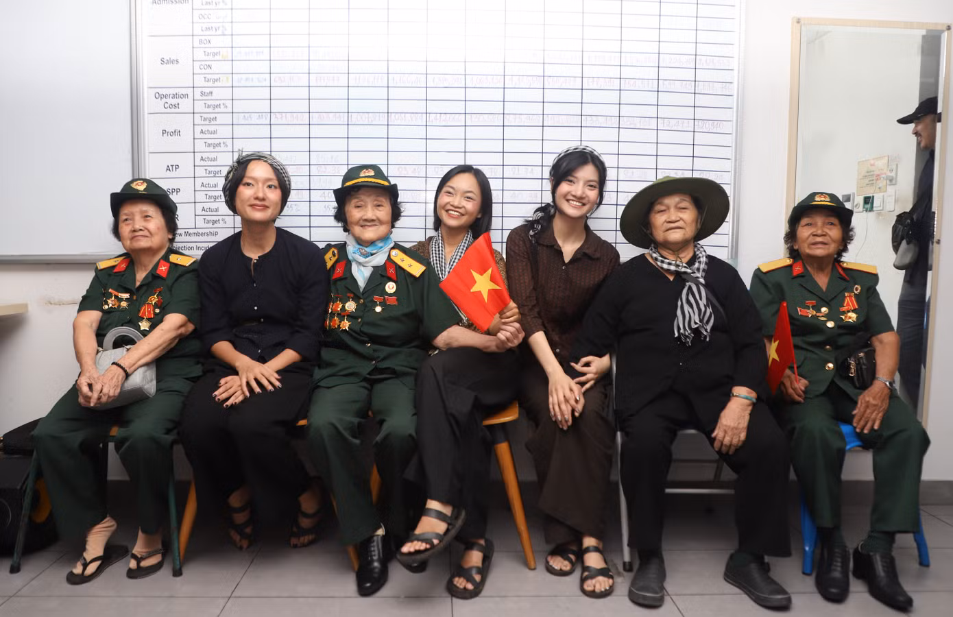 Đoàn phim Địa đạo gặp gỡ, tri ân các cô chú du kích Củ Chi anh hùng. Ảnh: Ngô Tùng Đoàn phim Địa đạo gặp gỡ, tri ân các cô chú du kích Củ Chi anh hùng. Ảnh: Ngô Tùng