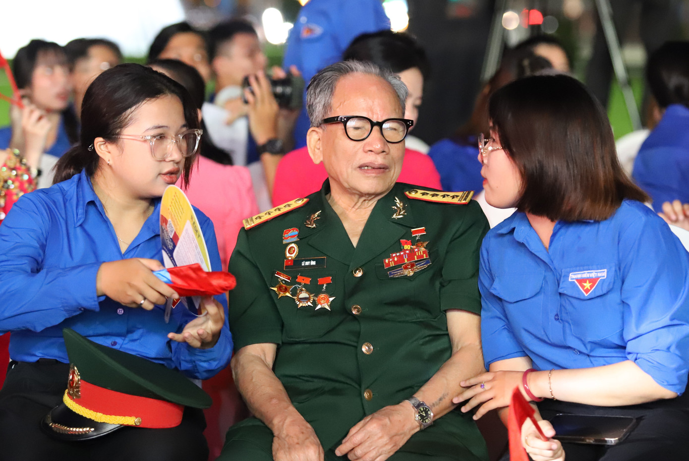 Các bạn đoàn viên thanh niên trò chuyện với Đại tá, Anh hùng Lực lượng vũ trang nhân dân, họa sĩ Lê Duy Ứng, người từng dùng chính máu từ đôi mắt của mình để vẽ chân dung Bác Hồ giữa khói lửa chiến tranh những ngày tham gia Chiến dịch Hồ Chí Minh lịch sử.