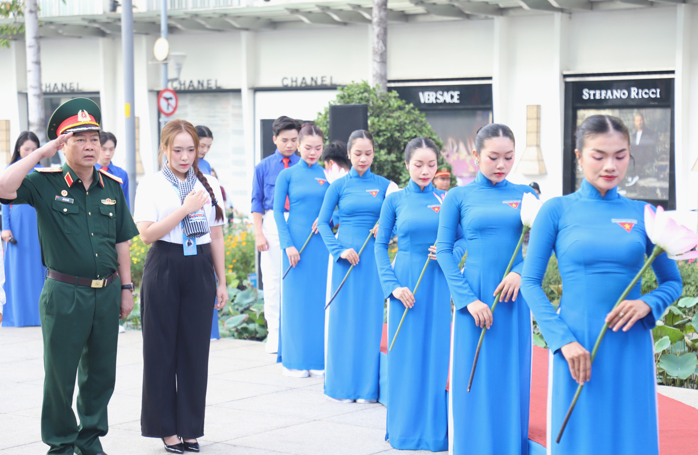 Đại diện các cơ quan, ban ngành Trung ương, TPHCM và các bạn trẻ thành kính tưởng nhớ, tri ân sâu sắc công lao to lớn của Chủ tịch Hồ Chí Minh – người lãnh tụ thiên tài, người thầy của cách mạng Việt Nam, Anh hùng giải phóng dân tộc. Ảnh: Ngô Tùng