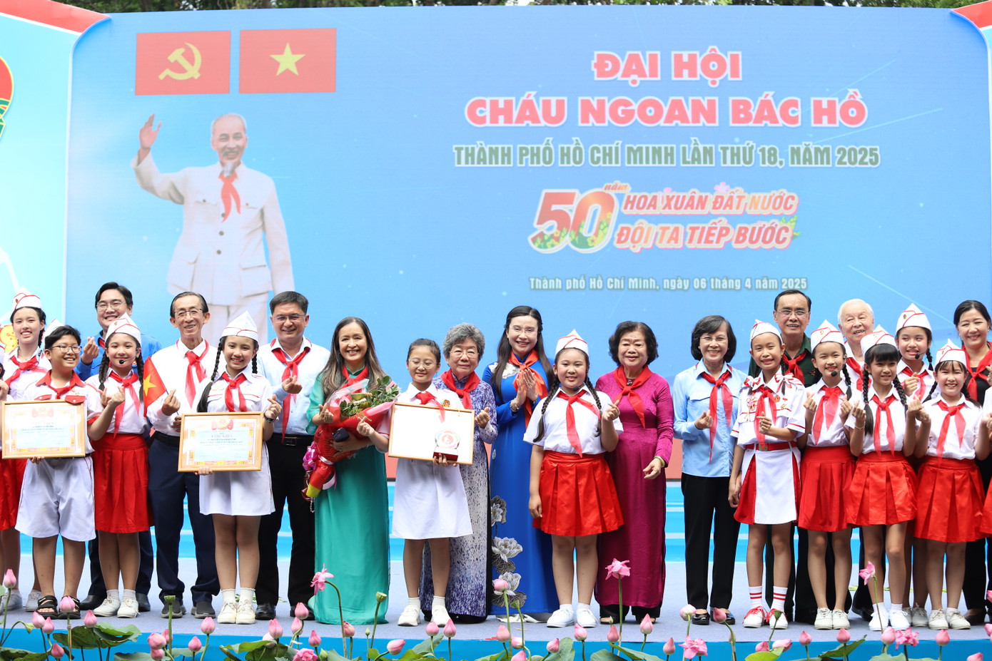 Tại đại hội, 500 bạn nhỏ tiêu biểu đã được tuyên dương danh hiệu “Cháu ngoan Bác Hồ”. Ảnh: Ngô Tùng