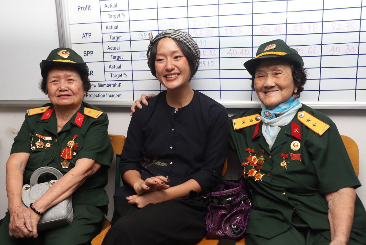 Thiếu úy Cao Thị Hương (bìa trái) cùng diễn viên Hồ Thu Anh. Ảnh: Ngô Tùng. Thiếu úy Cao Thị Hương (bìa trái) cùng diễn viên Hồ Thu Anh. Ảnh: Ngô Tùng.