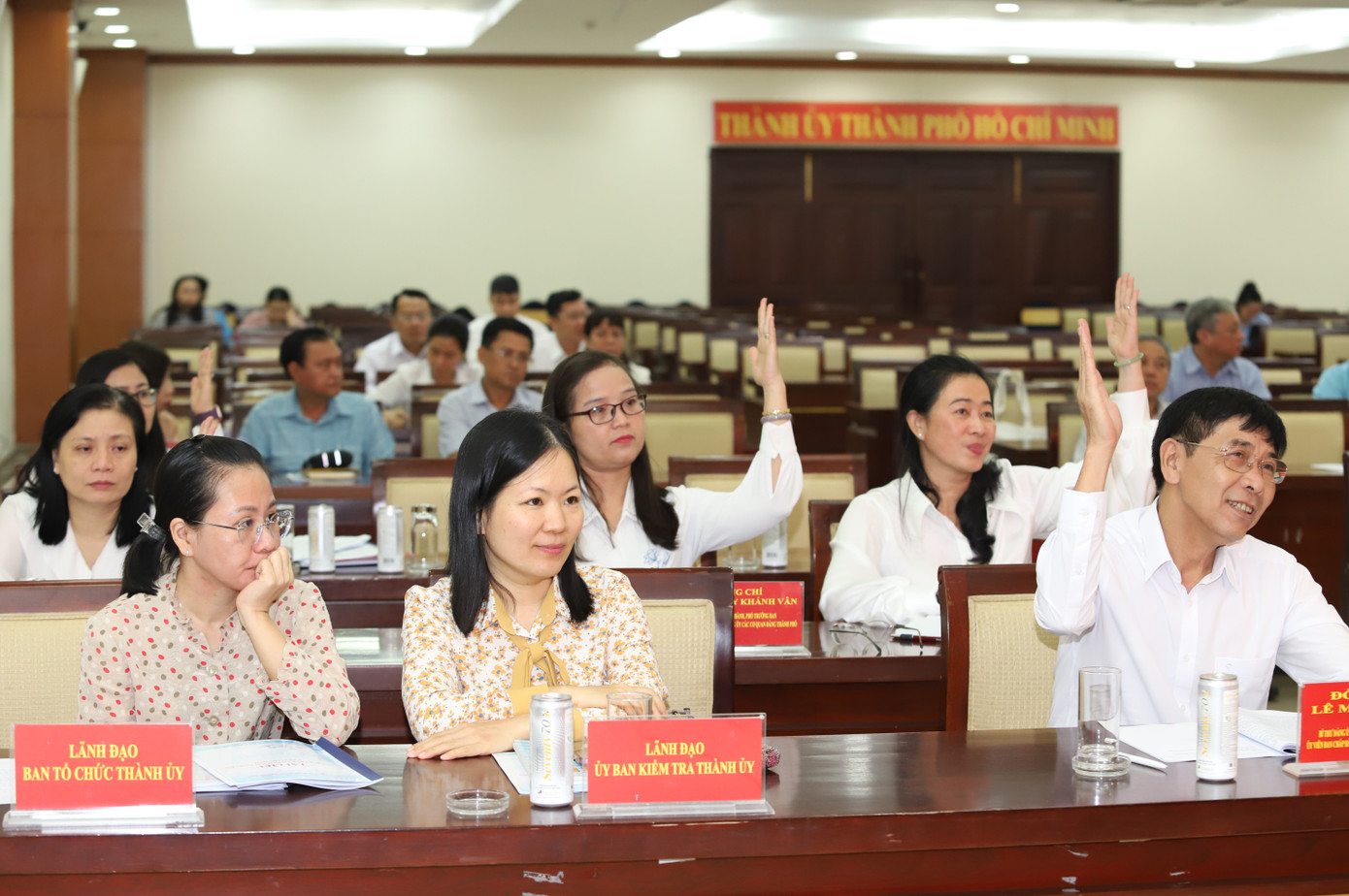 Đại biểu biểu quyết thống nhất các nội dung hội nghị. Ảnh: Ngô Tùng Đại biểu biểu quyết thống nhất các nội dung hội nghị. Ảnh: Ngô Tùng