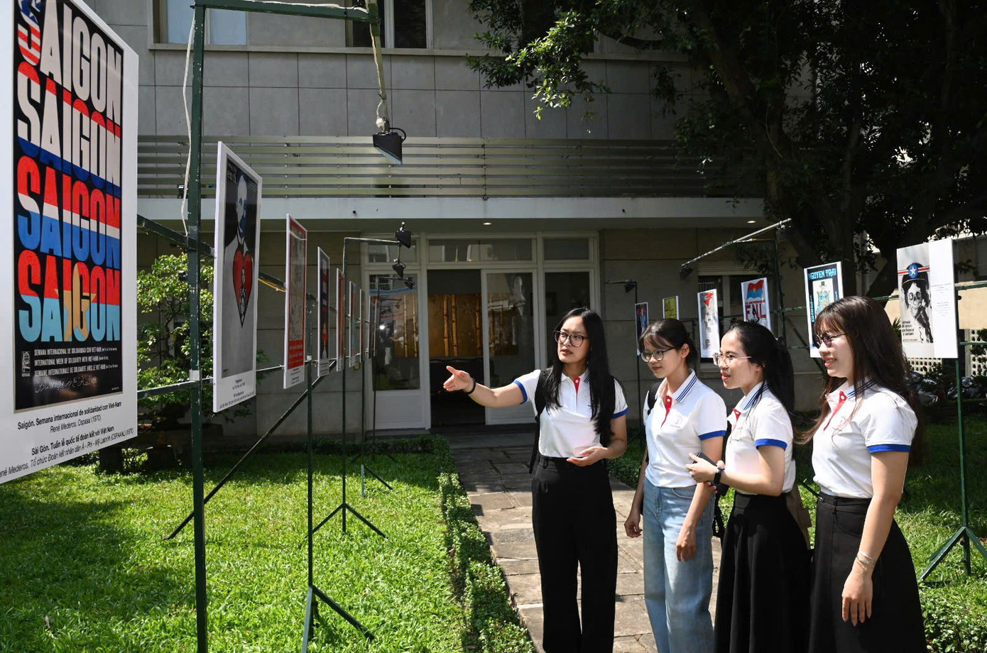 Bạn trẻ xem các tác phẩm được triểm lãm. Ảnh: Quốc Thanh Bạn trẻ xem các tác phẩm được triểm lãm. Ảnh: Quốc Thanh