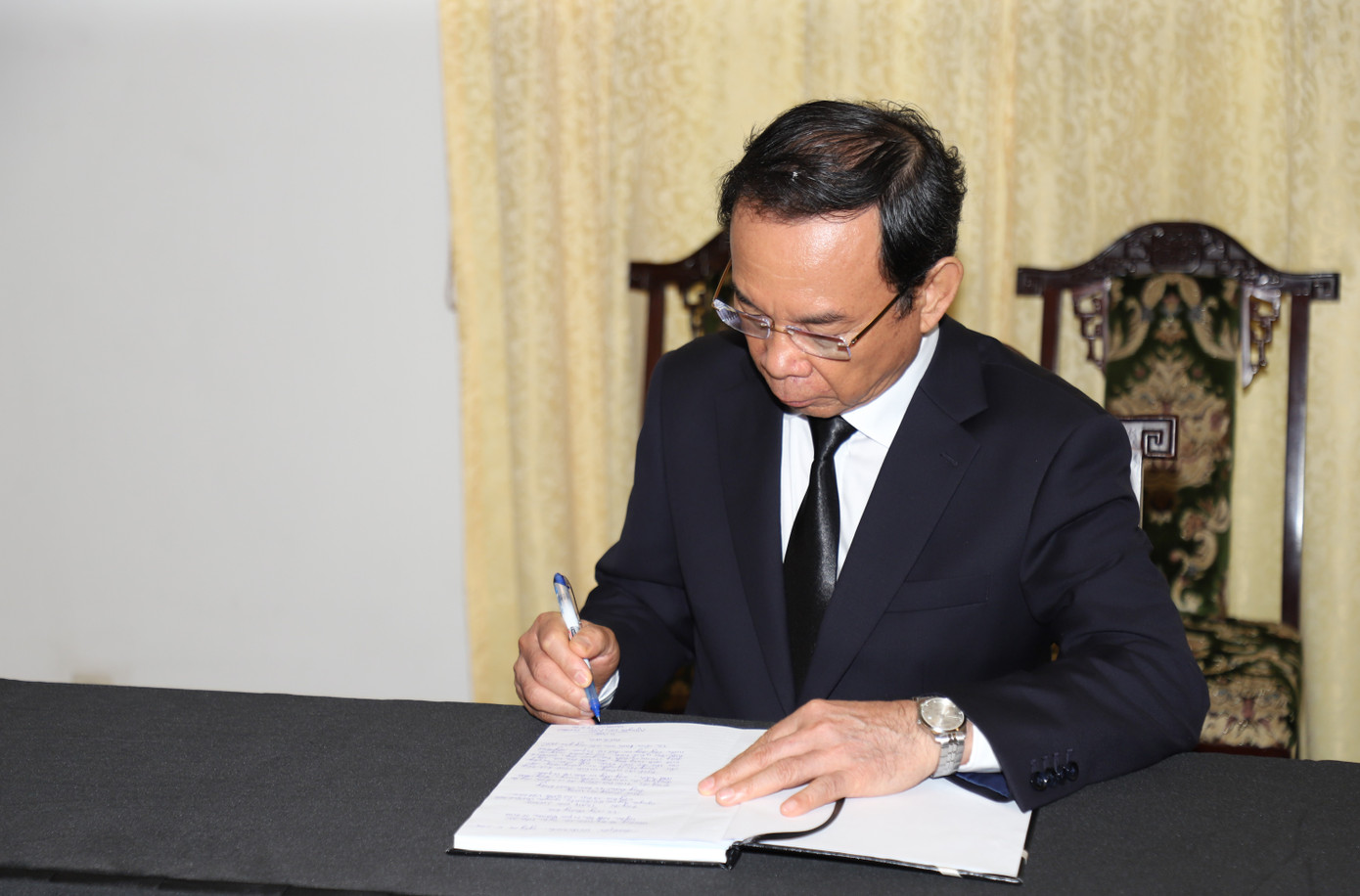 Bí thư Thành ủy TPHCM Nguyễn Văn Nên viết sổ tang tưởng nhớ nguyên Chủ tịch nước Trần Đức Lương.